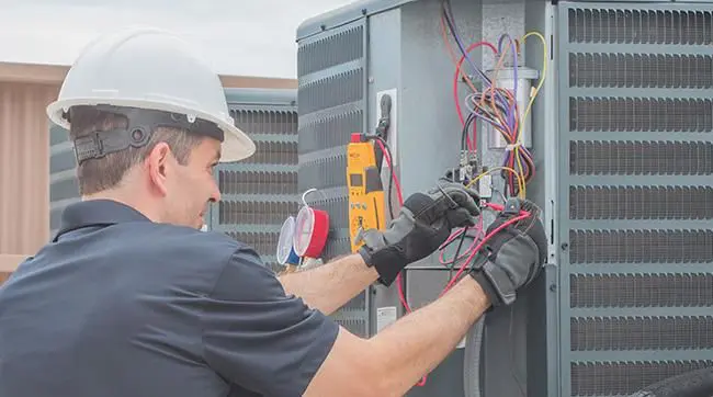 HVAC Professioanl Repairing Heat Pump